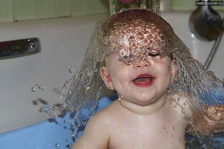 Купаться пена. Смешные дети. Смешной малыш в ванной. Ребенок в пене. Малыш купается.