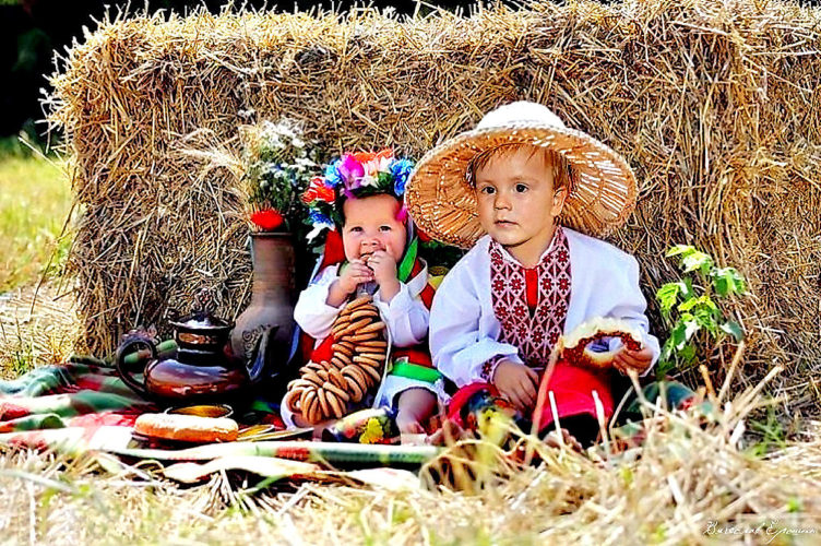Дети в белорусских национальных костюмах