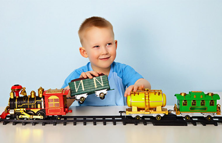 Купить поезд мальчику. Мальчик с игрушечной железной дорогой. Мальчик с паровозиком. Железная дорога для детей. Мальчик на железной дороге.