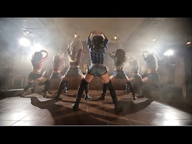 Move bitch twerk remix. Пчелки тверк. Танцы на ТНТ тверк. Бед бейби тверк.