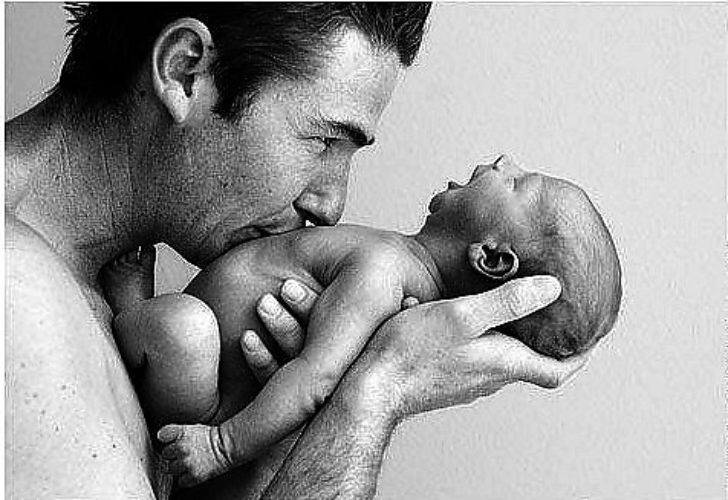Первые в роду продолжение. Папа с младенцем на руках. Мужчина с младенцем на руках. Фотосессия с новорожденным и мужем. Папа целует малыша.