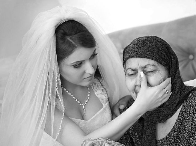 Невестка в семье мужа. Мусульманская невеста плачет. Кавказская мать. Мама плачет. Кавказские родители.