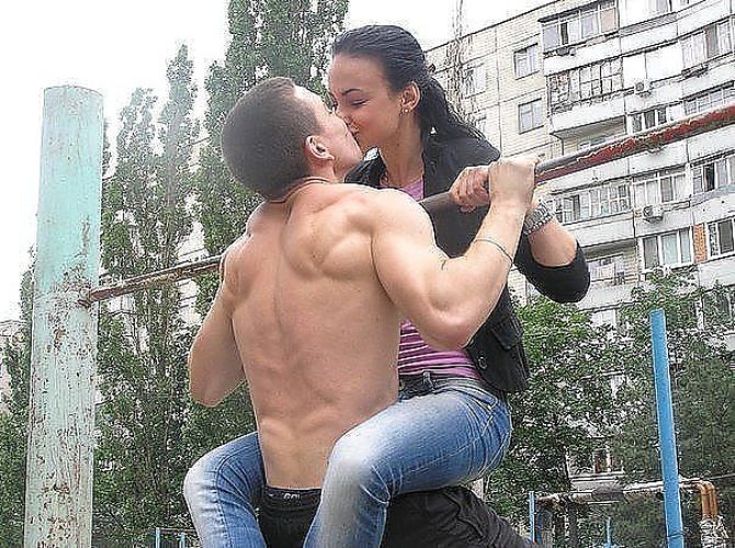Качок удачно заехал на ночь к девочкам Качок удачно заехал на ночь к девочкам
