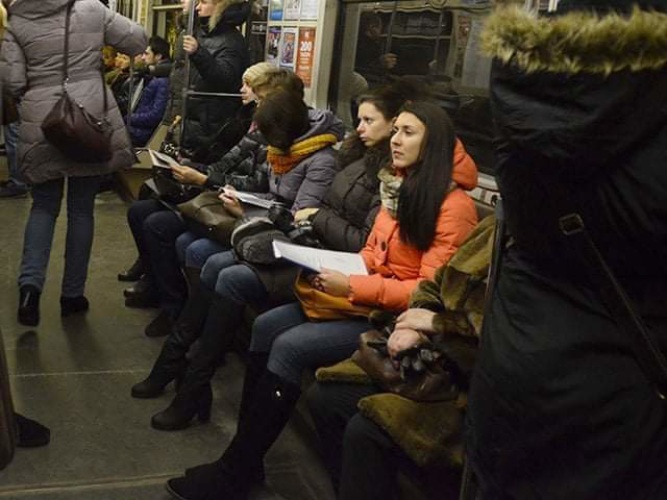 Аккуратней молодой человек. Парень сидит в метро. Люди едут в Москву. Люди сидят в Москве в метро. Едем в Москву.